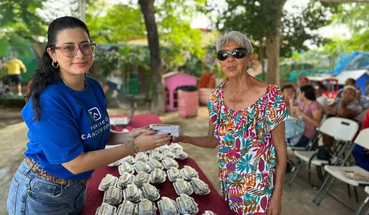 Brigada médica visual DIF Cancún beneficia a 80 personas del Club de la Esperanza