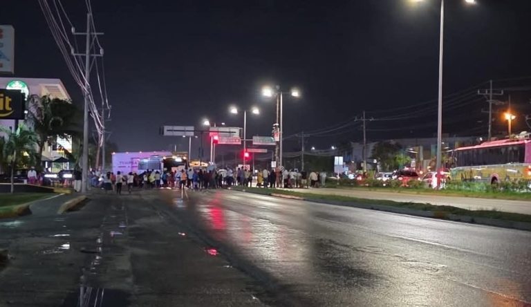 Caos en Playa del Carmen: turistas pierden vuelos por bloqueo en la 307 de Playa del Carmen; FGE desaloja a manifestantes