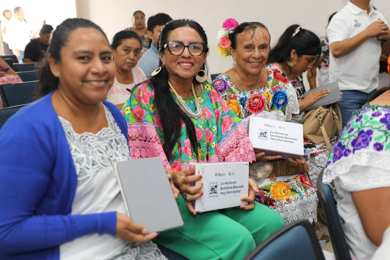 Impulso a emprendedores: el programa Transforma tu Negocio MIPyMEs Quintana Roo entrega computadoras y terminales de cobro