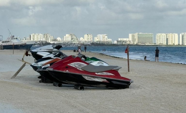 La furia del frente frío 29 en Cancún: Restricciones de actividades marítimas en Quintana Roo