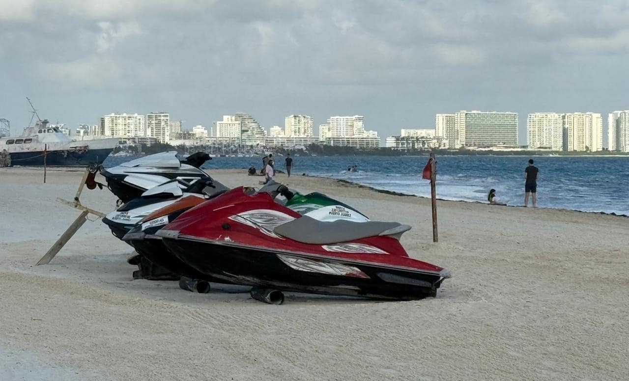 La furia del frente frío 29 en Cancún: Restricciones de actividades marítimas en Quintana Roo