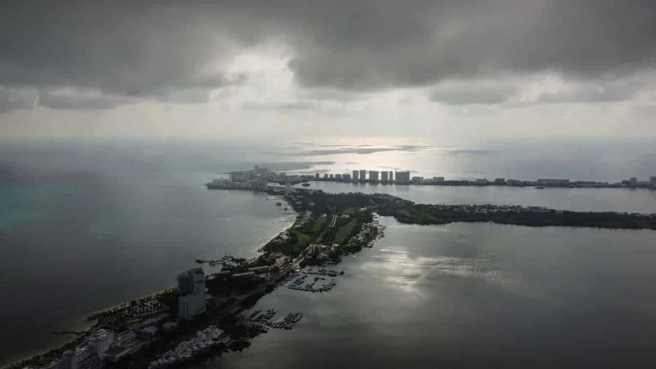 El 'Norte' en Cancún: ¿Por qué el oleaje y el frente frío pueden arruinar tu viaje?
