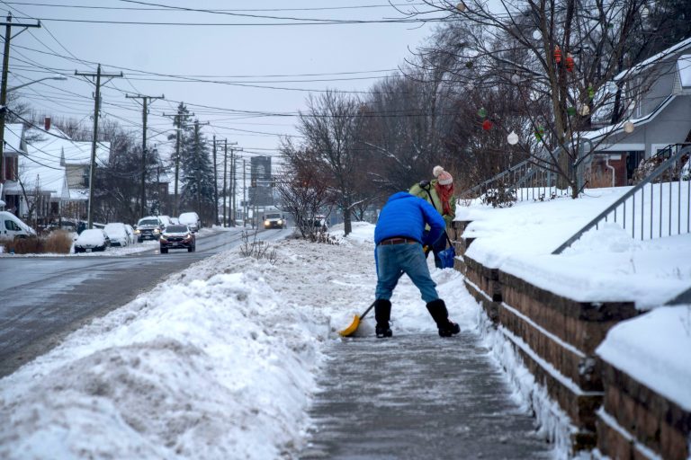 Ley _Sidewalk_- ¿Una taza de chocolate o una multa de $200_ Lo que Ohio exige sobre la nieve