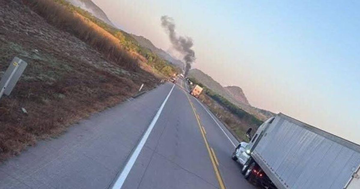 Incendio de camión en Mazatlán-Tepic: el bloqueo orquestado por civiles armados