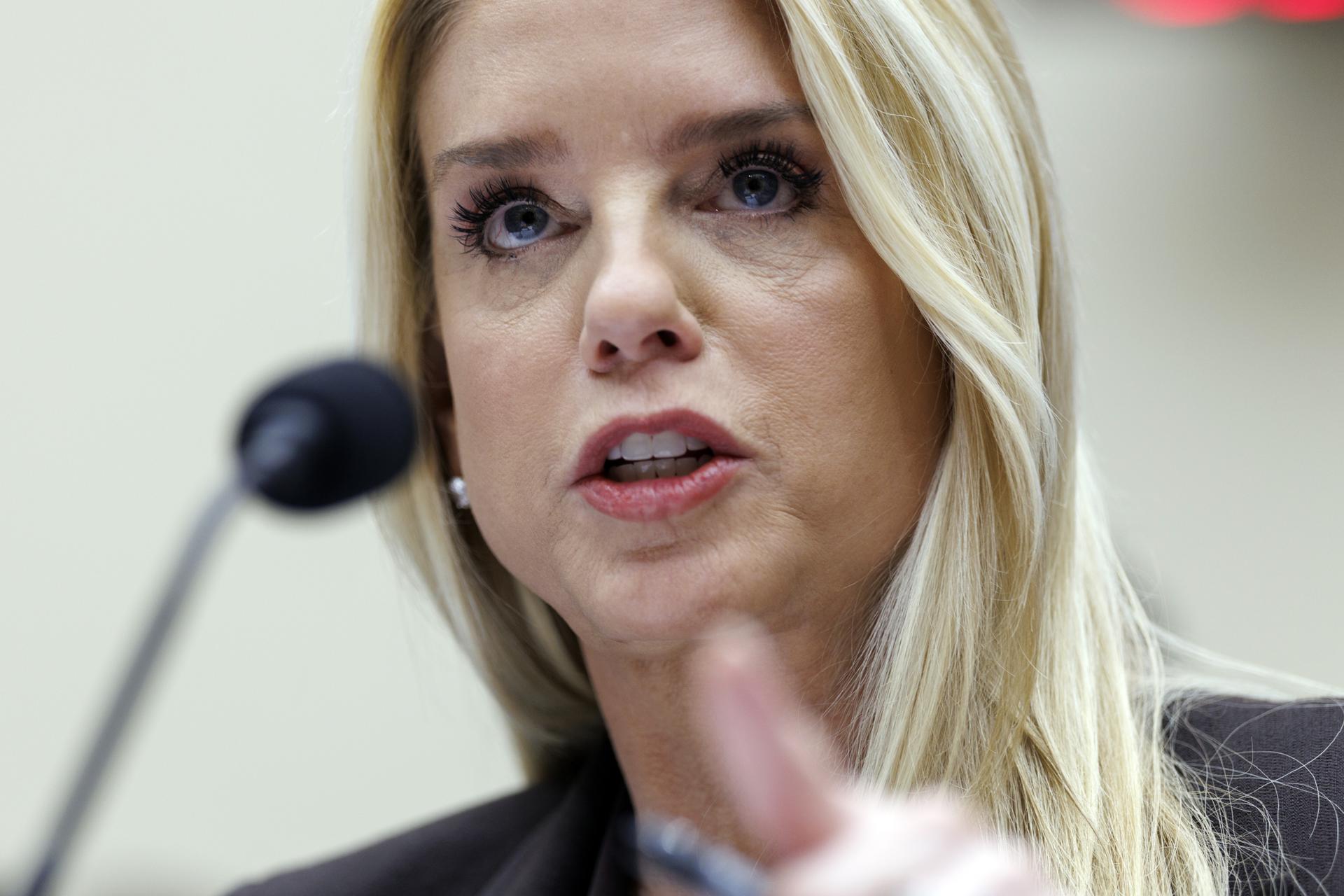 Gritos, encubrimiento y Trump: La defensa feroz de Pam Bondi en el caso Epstein