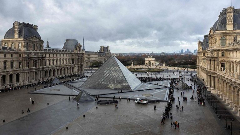 El escándalo del Louvre: agentes detenidos por fraude a gran escala