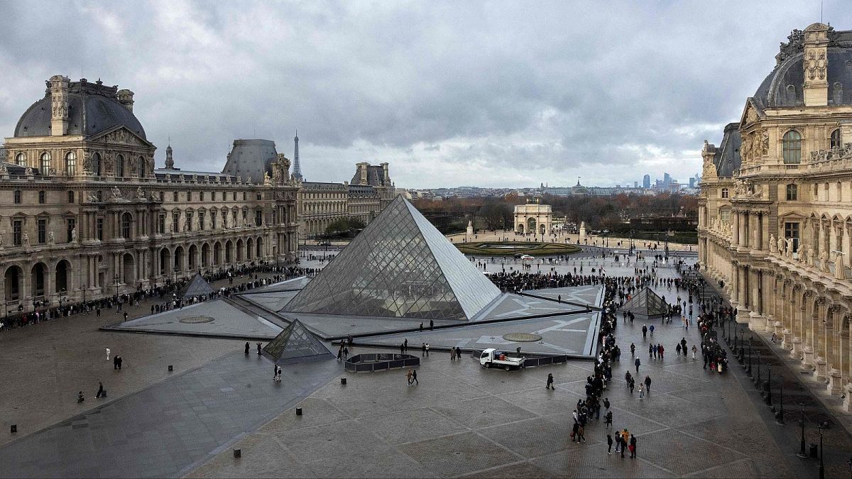 El escándalo del Louvre: agentes detenidos por fraude a gran escala
