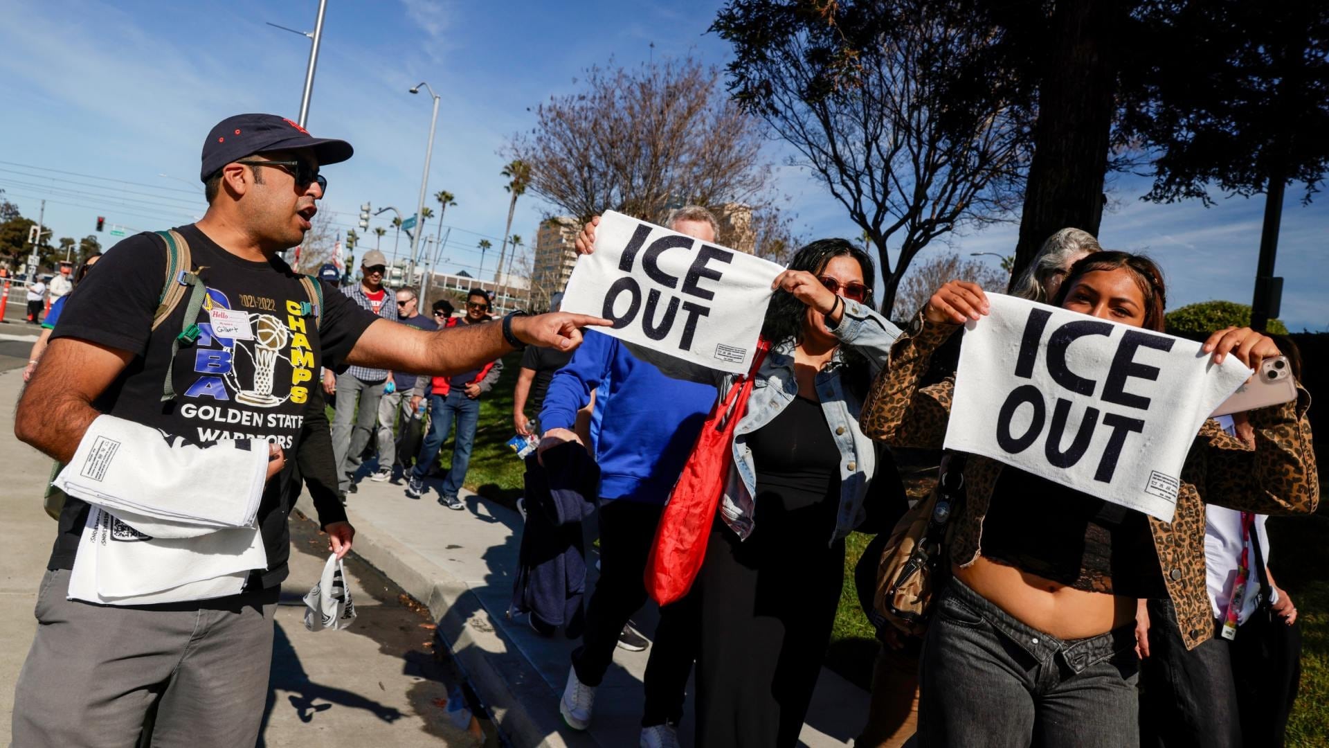 Activistas reparten 25 mil toallas contra ICE en el Supertazón LX