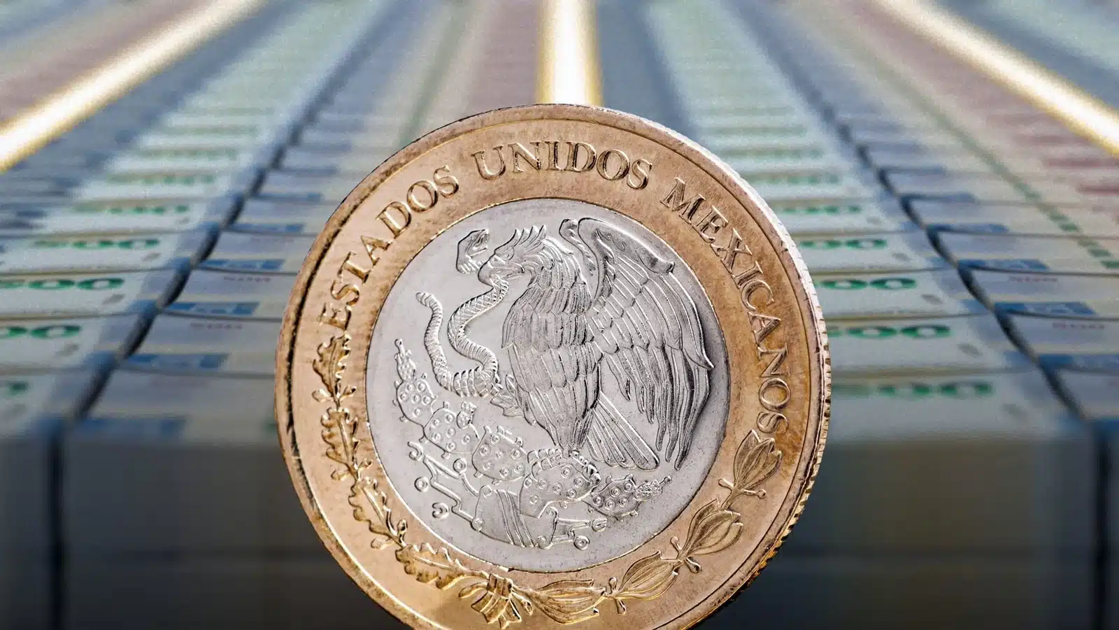El peso mexicano pierde terreno frente al dólar y la atención se fija en las minutas de la Fed