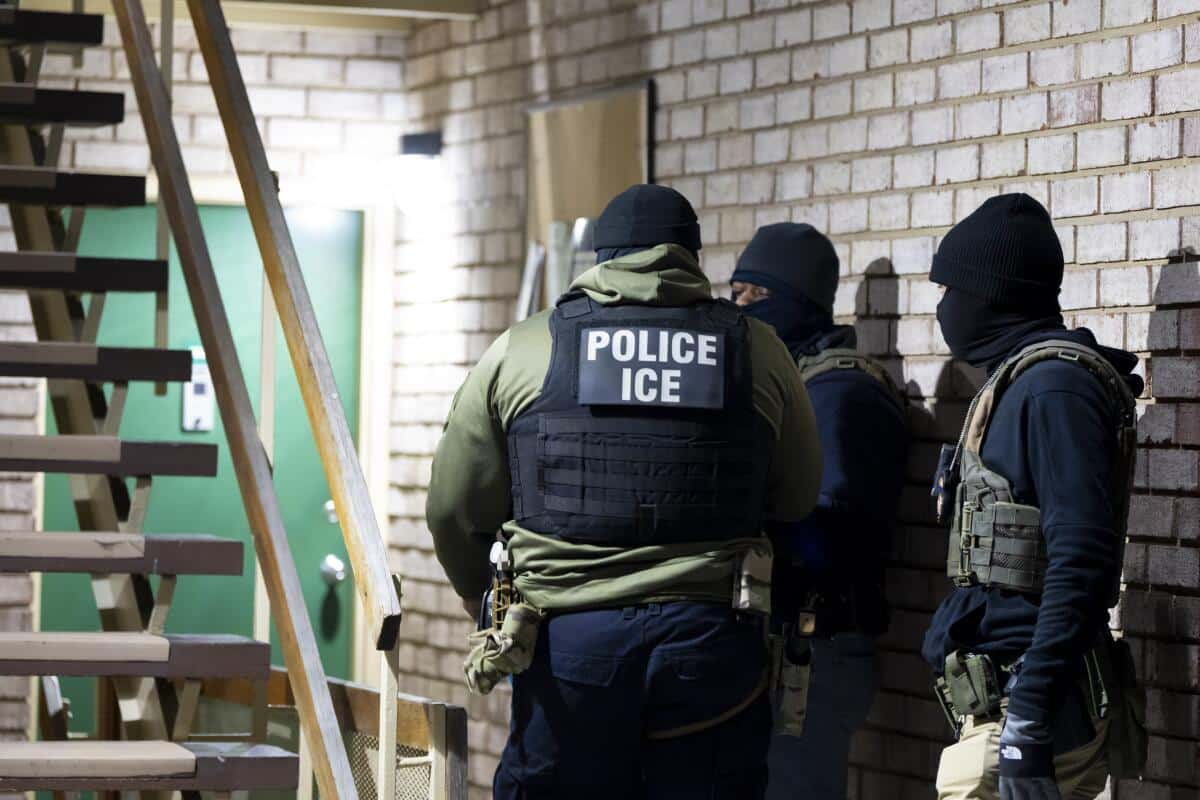 La operación secreta de ICE: Deportación de palestinos en jet de Gil Dezer
