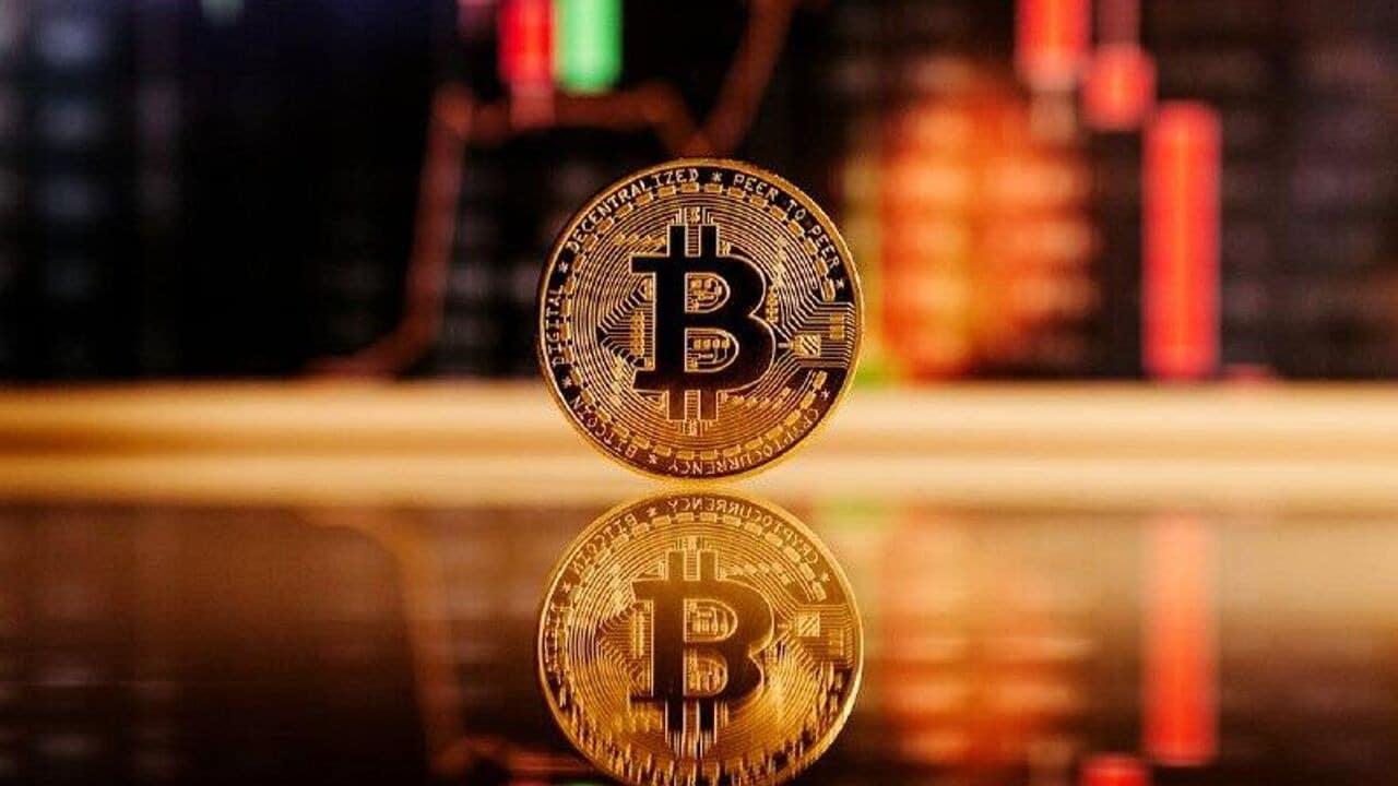 El precio del Bitcoin se desploma a $77,900: El factor Warsh y el récord de sobreventa técnica