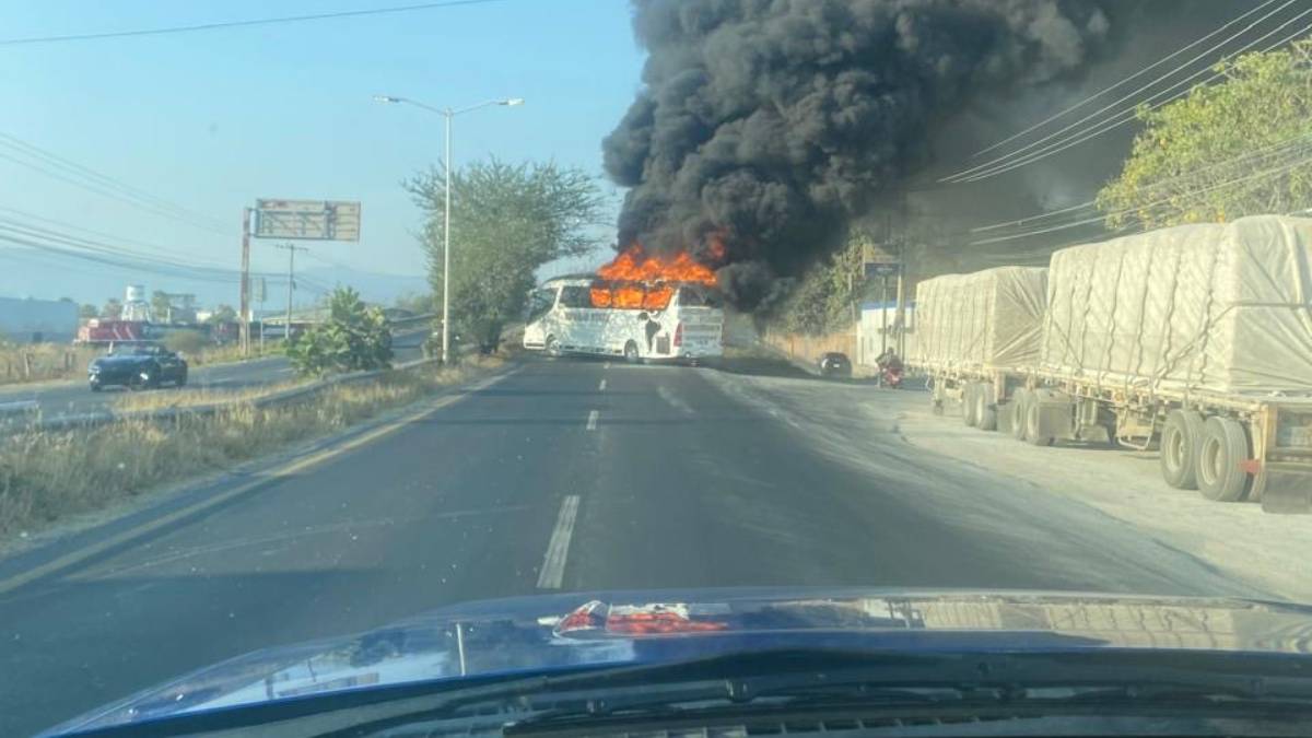 Activos 21 bloqueos carreteros en Jalisco tras operativo que resultó en la muerte de "El Mencho"