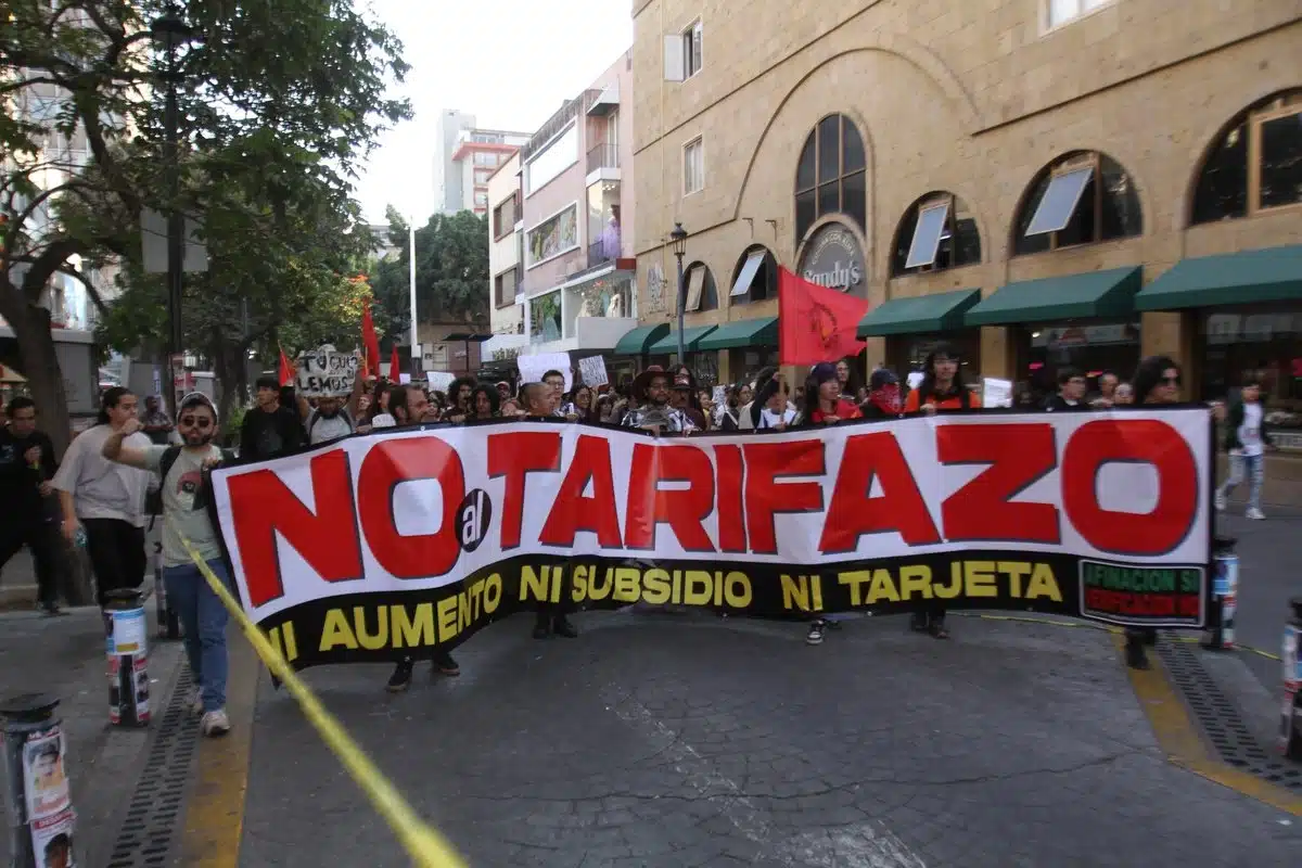 Críticas y retraso en Jalisco por el "tarifazo" al transporte