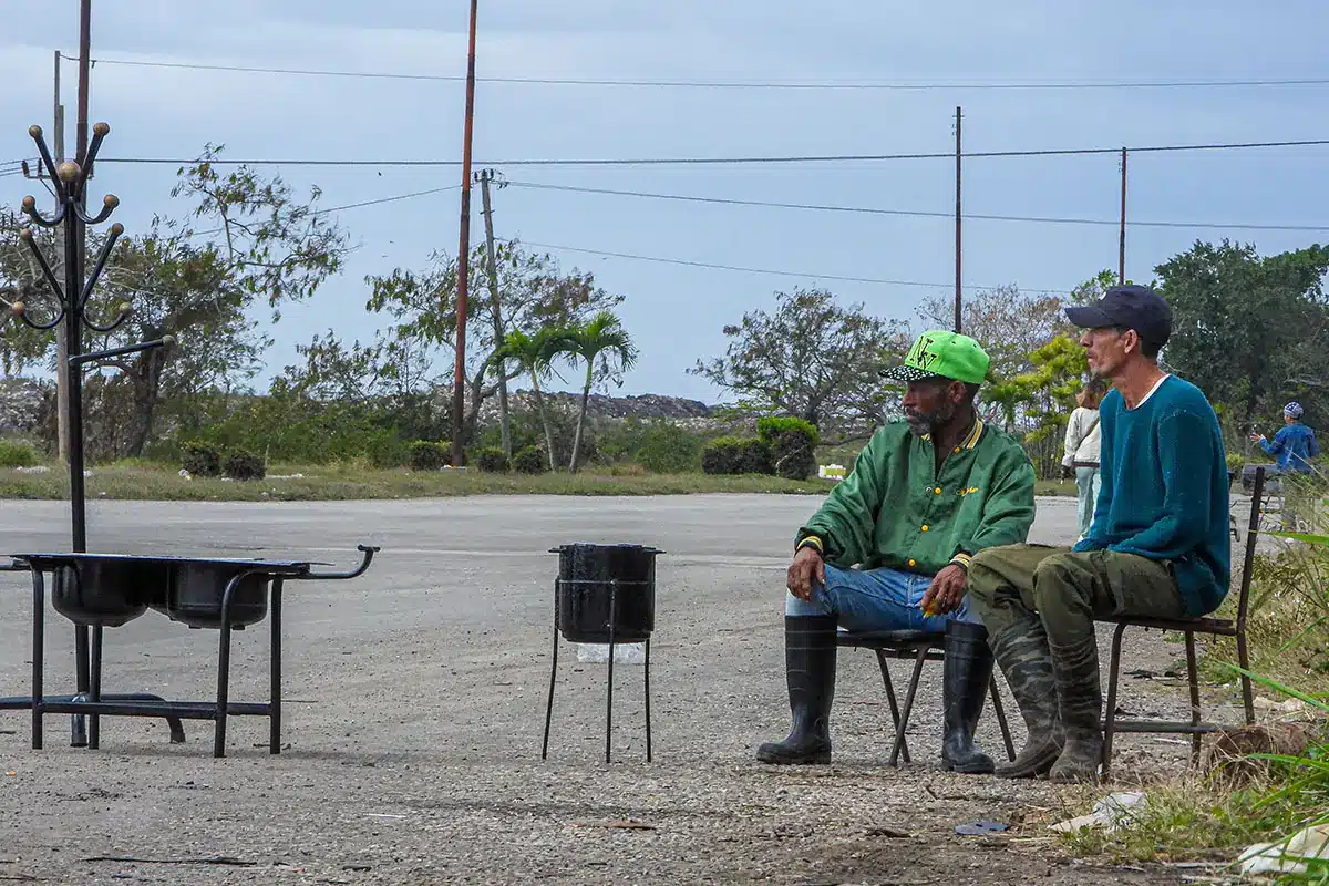 El alto precio de los apagones: por qué Cuba regresa al carbón y la energía solar