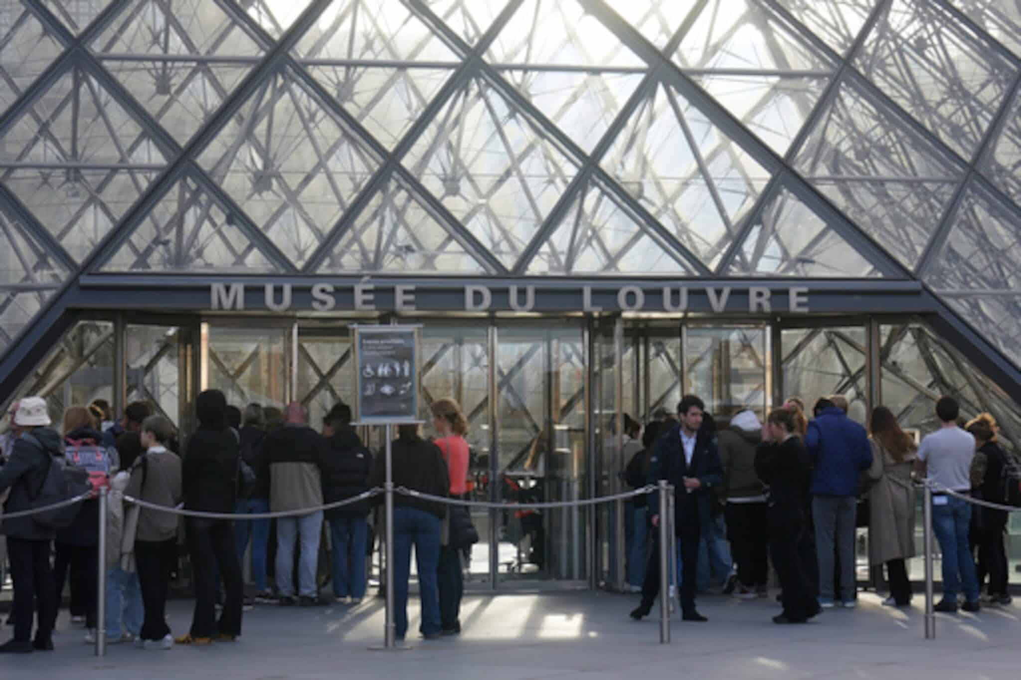 El Louvre, en crisis total: fuga de agua daña una obra clave de 1819