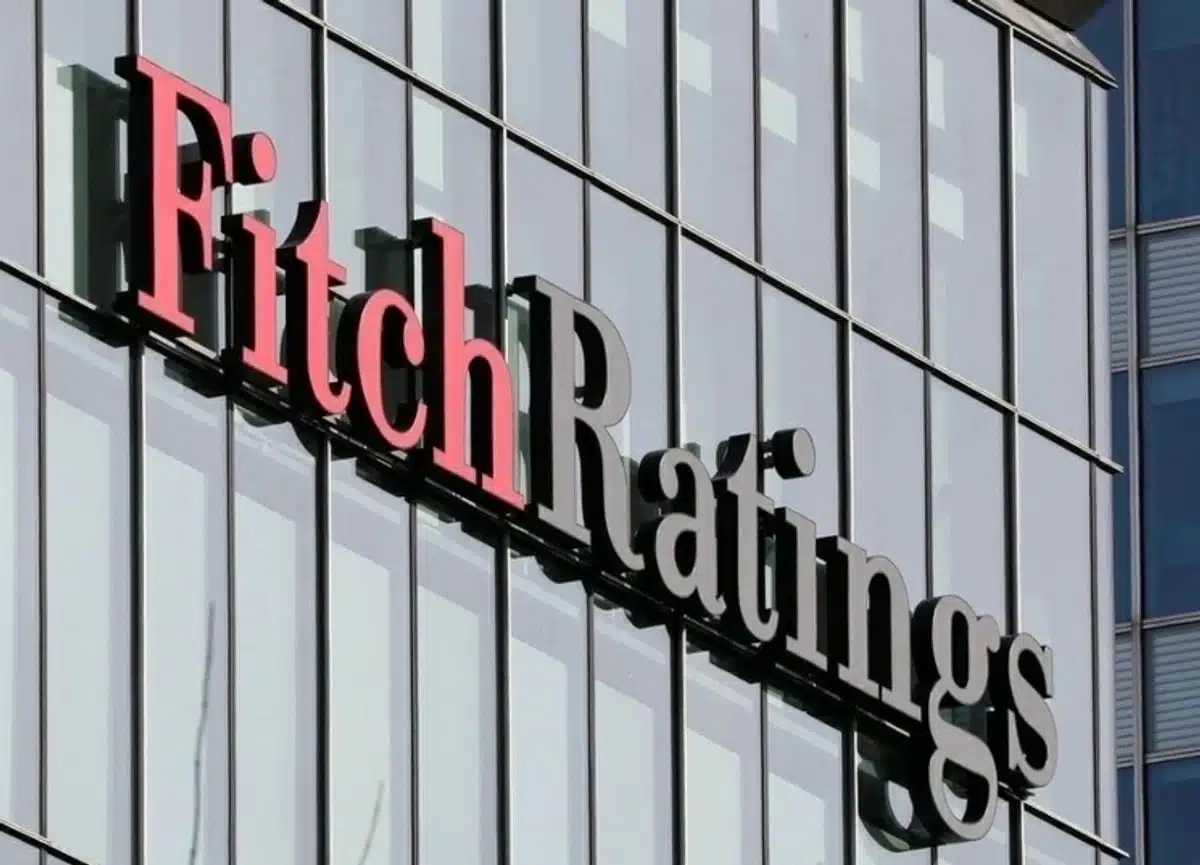 Deuda pública global: Fitch proyecta 75.5 billones de dólares para 2026