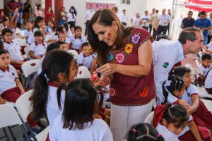 Mara Lezama entrega domo en la primaria Tulum: inversión en infraestructura educativa