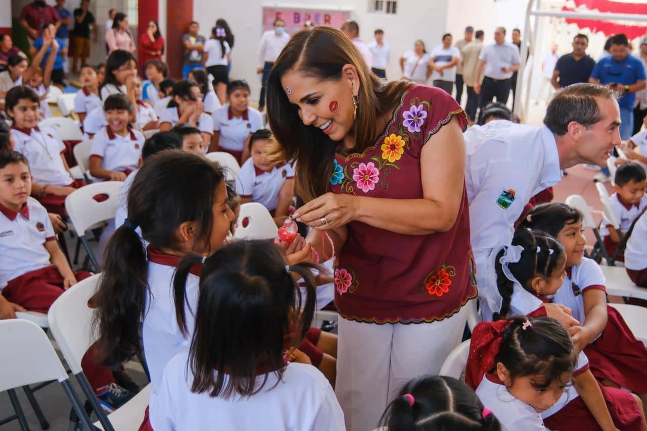 Mara Lezama entrega domo en la primaria Tulum: inversión en infraestructura educativa