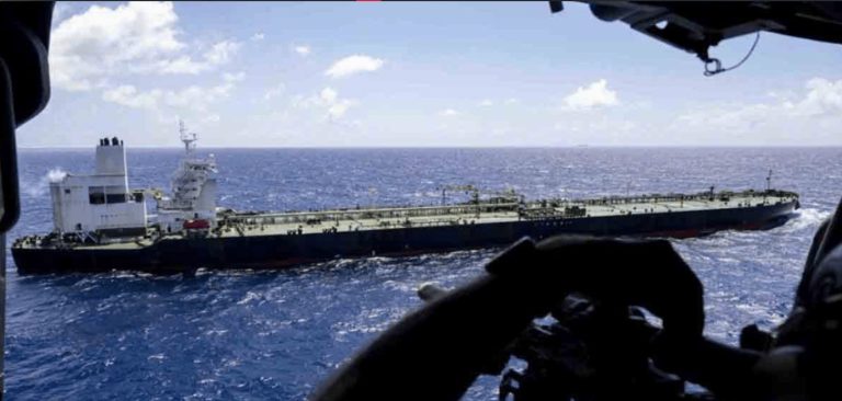 Estados Unidos intercepta petrolero en el Índico: Desafíos al bloqueo de crudo