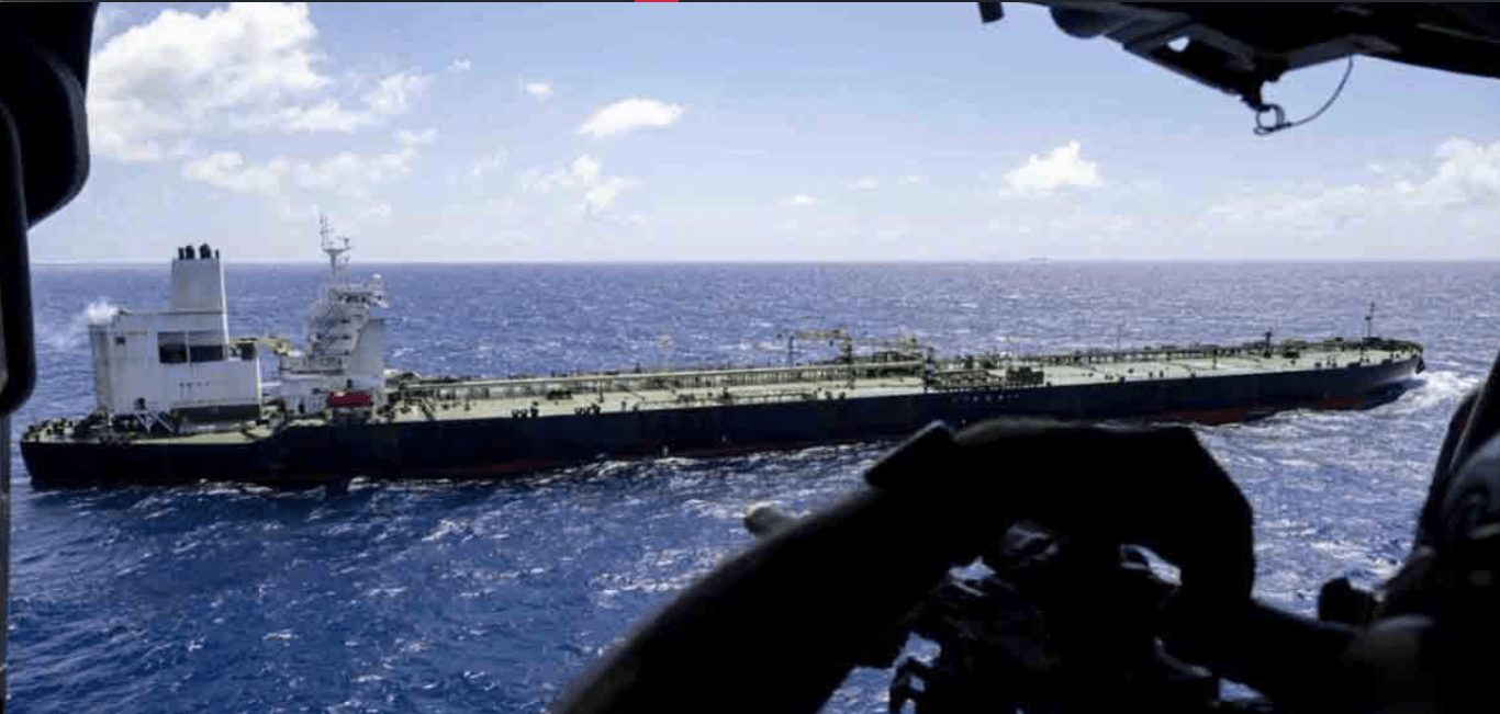 Estados Unidos intercepta petrolero en el Índico: Desafíos al bloqueo de crudo