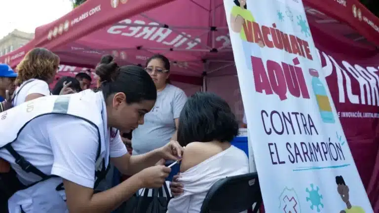 CDMX descarta crisis por sarampión: instalan vacunación vespertina para frenar contagios