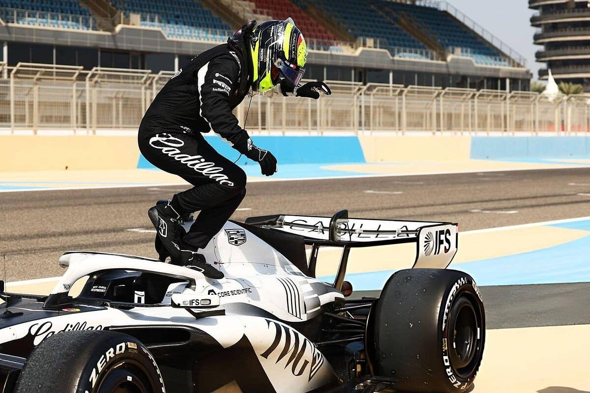 F1 2026: Checo Pérez compara el pilotaje con Fórmula E y critica la inestabilidad de Cadillac