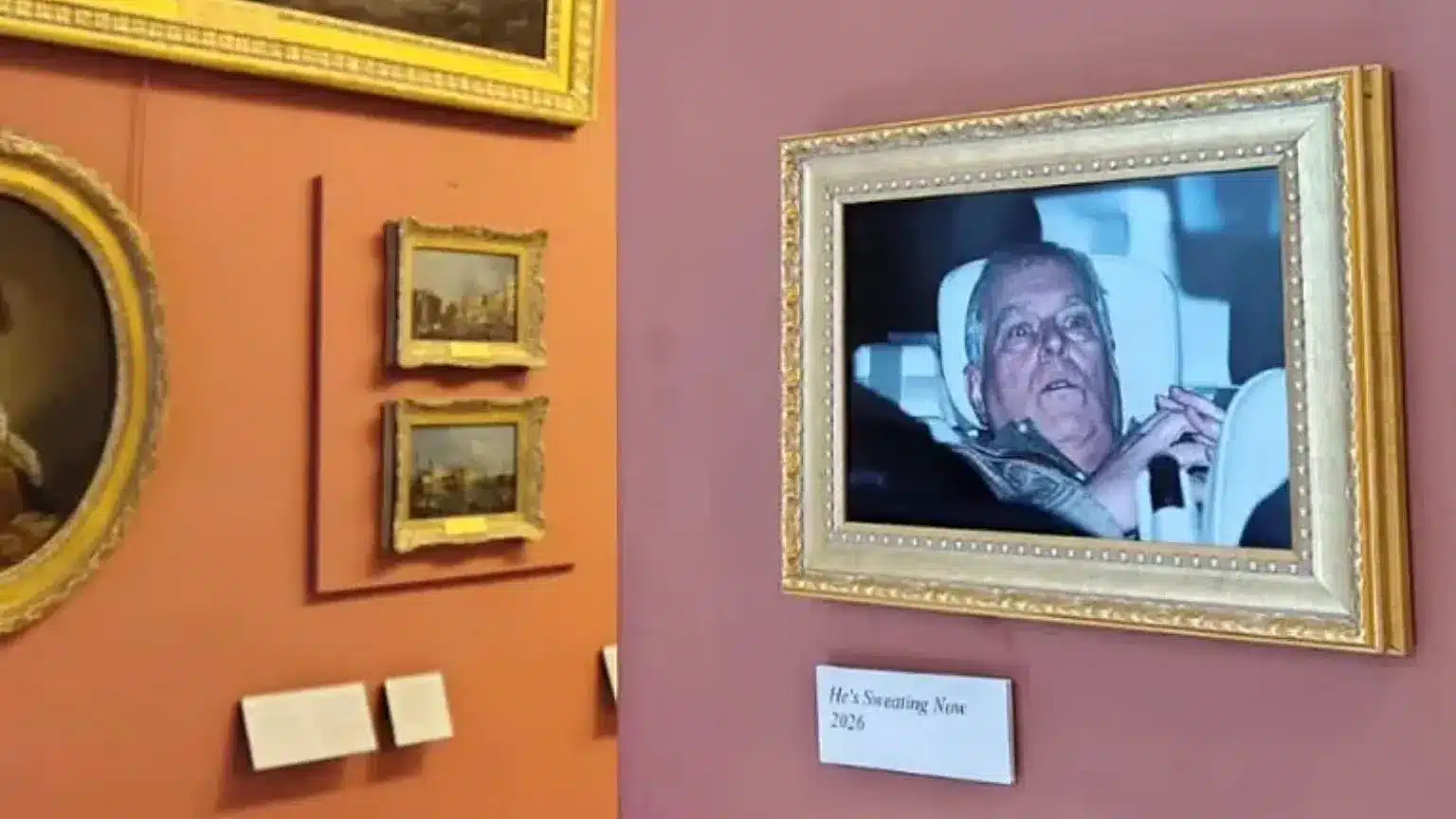 La fotografía del ex-príncipe Andrés tras su arresto irrumpe en el Louvre: un análisis de su impacto cultural y simbólico