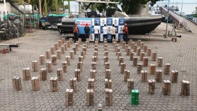 Colombia incauta 1.1 toneladas de cocaína en narcosubmarino y polemiza con EE. UU. y Ecuador