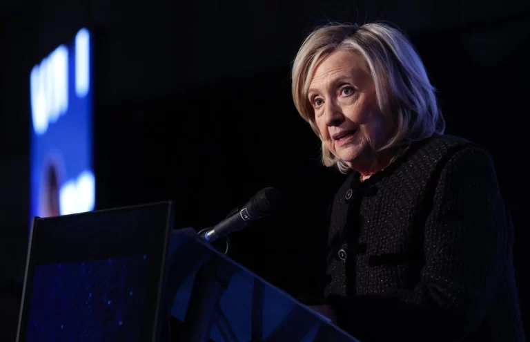 Hillary Clinton acusa a Trump de orquestar un "encubrimiento" en el caso Epstein