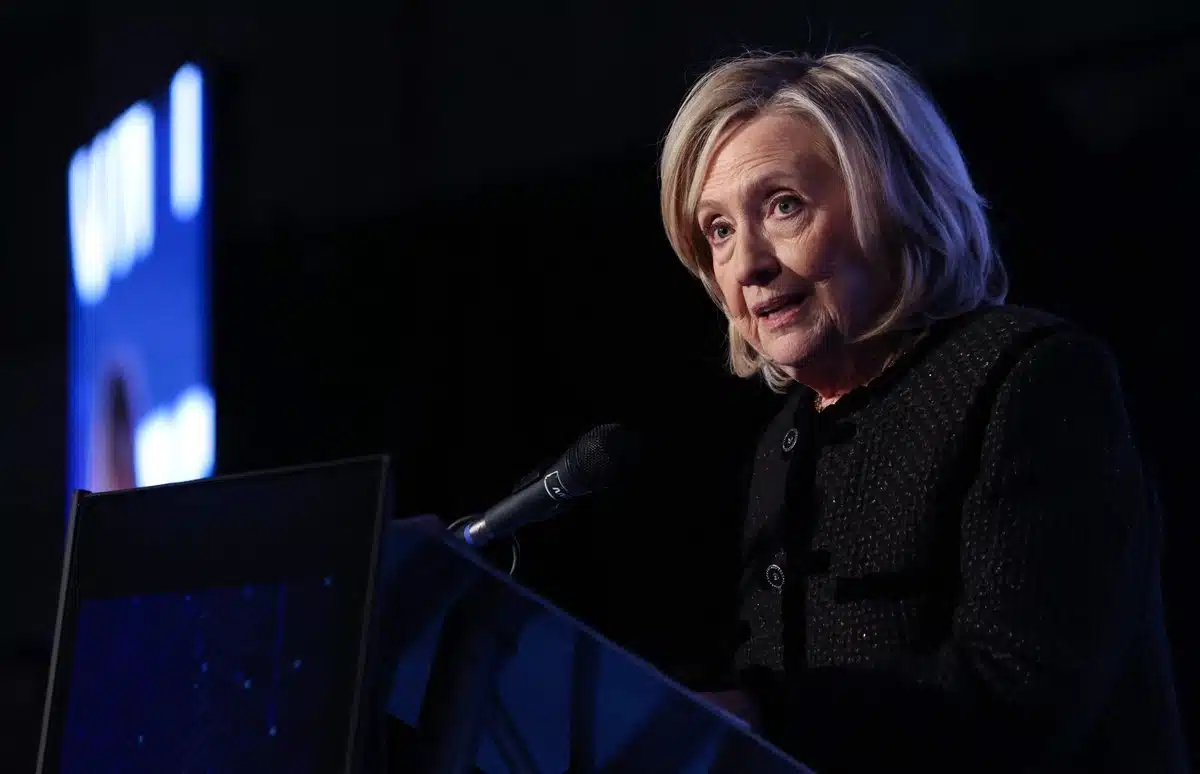 Hillary Clinton acusa a Trump de orquestar un "encubrimiento" en el caso Epstein