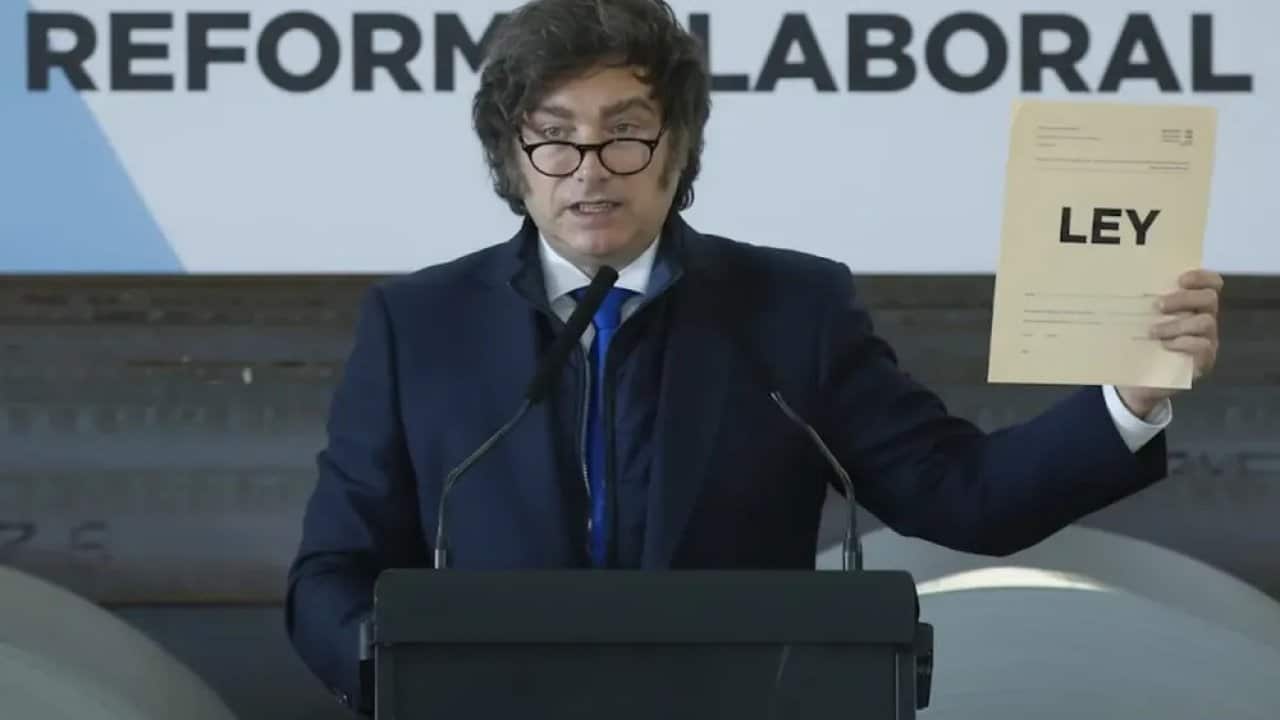 Javier Milei enfrenta huelga general mientras el Congreso de Argentina define el futuro de la reforma laboral