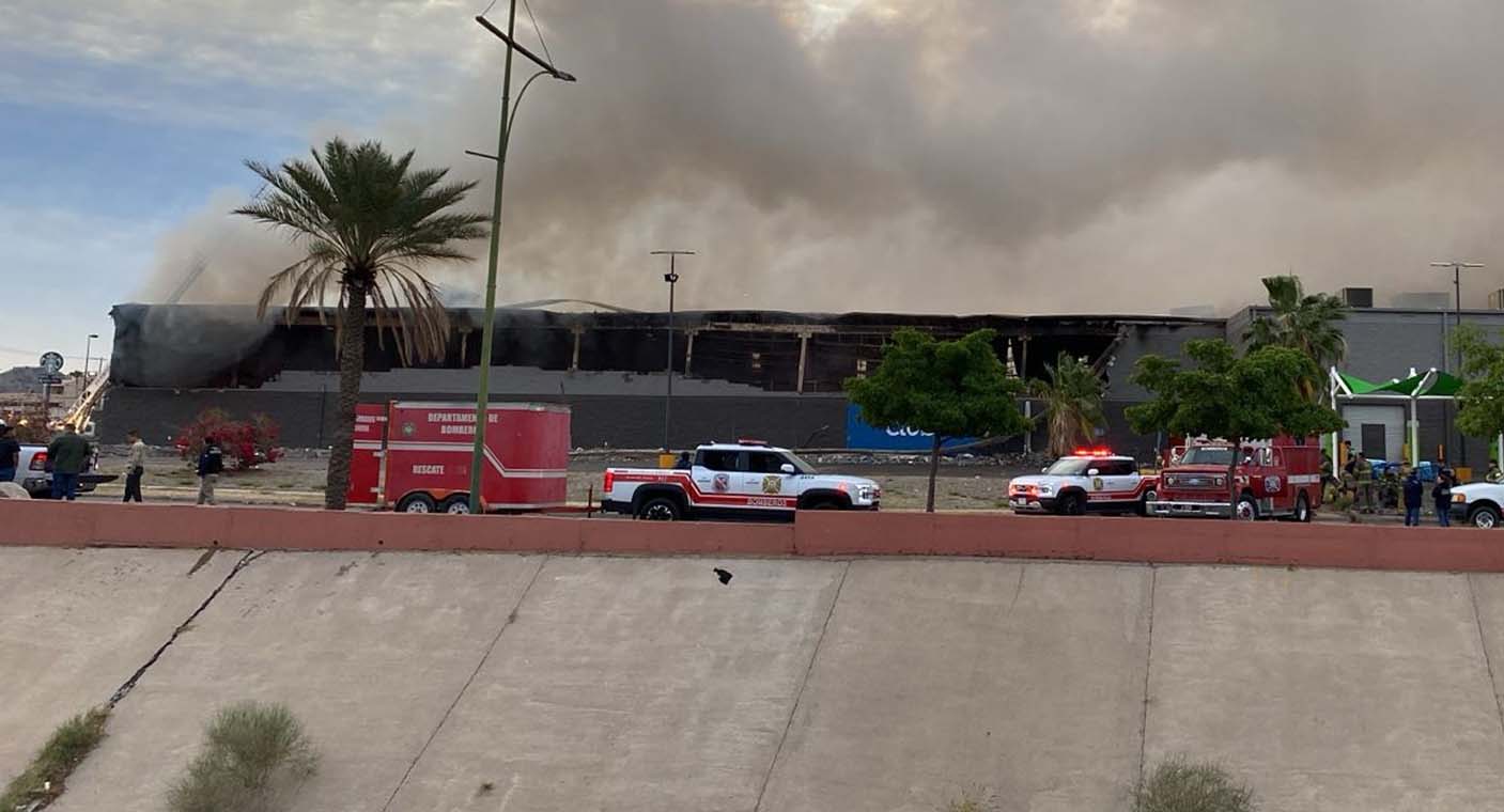 Incendio masivo consume Sam’s Club en Hermosillo y provoca cierres viales
