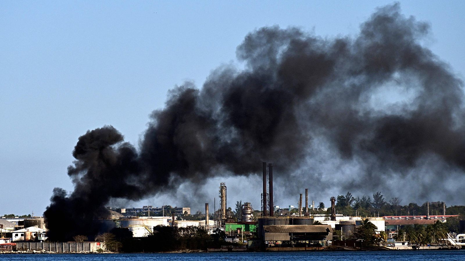 La Habana arde: el incendio en la refinería Ñico López golpea la crisis energética cubana
