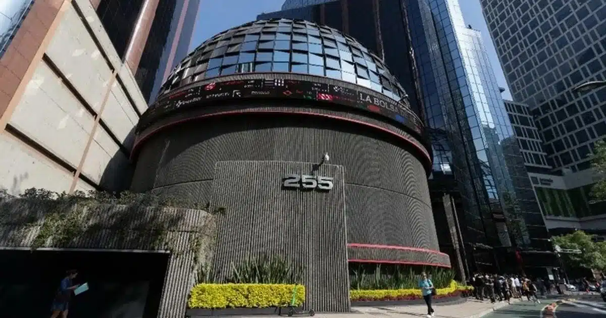 Desacoplamiento fallido: El peso y la BMV caen por cautela en IA