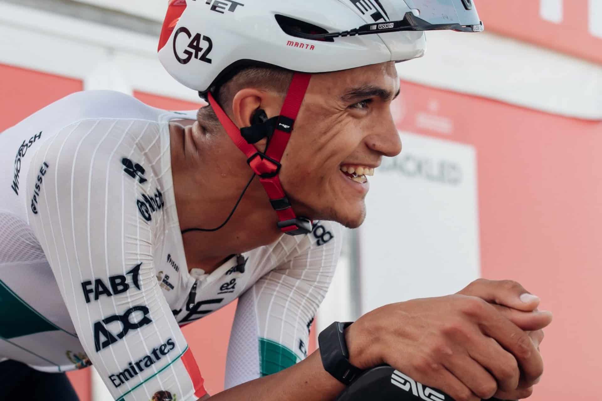 Isaac del Toro sostiene el pulso en el UAE Tour 2026 tras una cuarta etapa definida al sprint