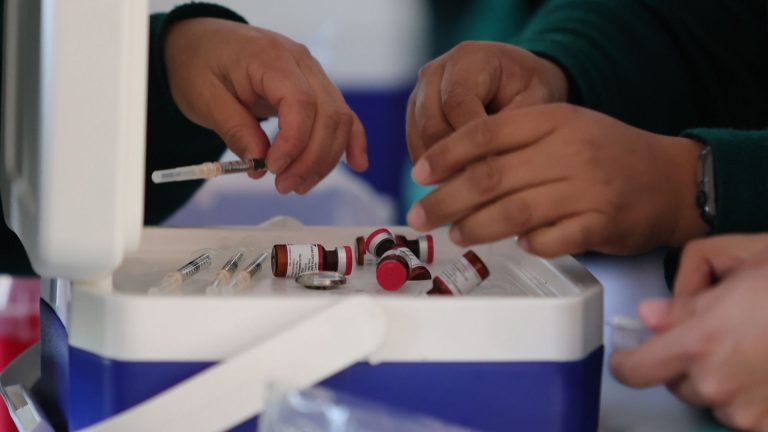 Brugada inicia jornada masiva de vacunación contra el sarampión en CDMX