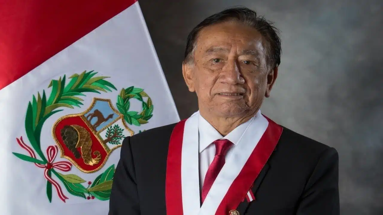 José María Balcázar asume la presidencia de Perú en un Congreso fracturado