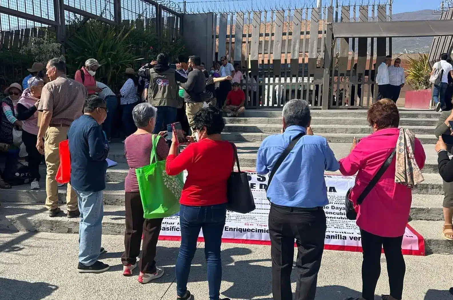 Jubilados de Guerrero exigen pagos: ¡Basta de retrasos y maltrato!