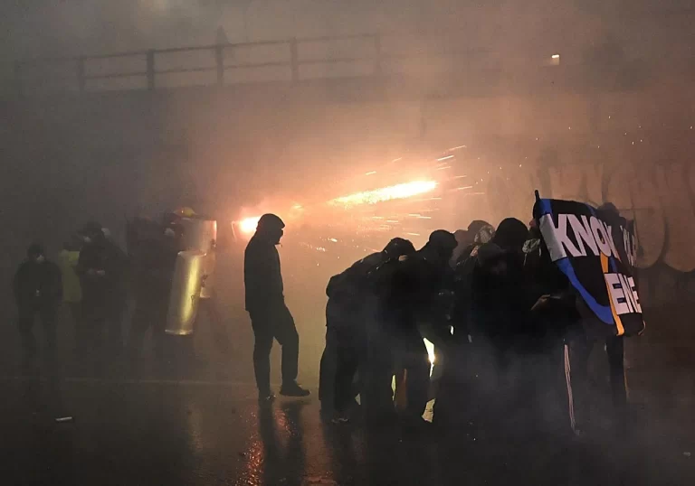 Policía italiana dispersa protesta ambiental en Milán-Cortina 2026