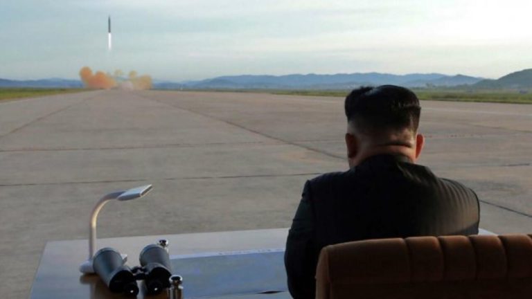 Kim Jong-un despliega lanzacohetes con capacidad nuclear y lanza una advertencia directa a Occidente