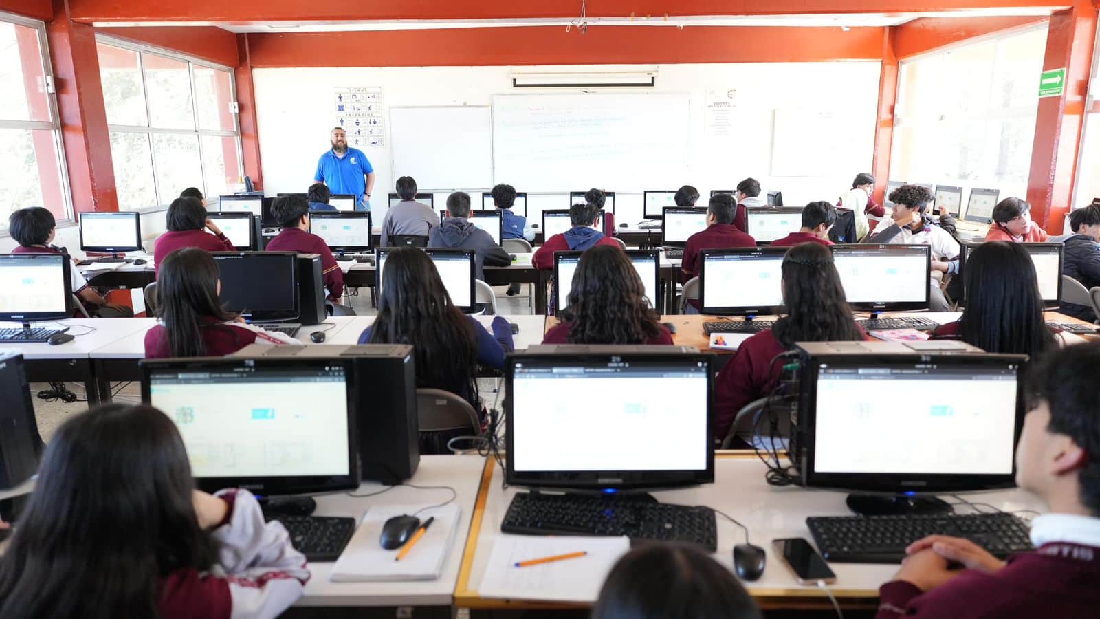 Michoacán redefine la paz con IA: Educación tecnológica contra la violencia