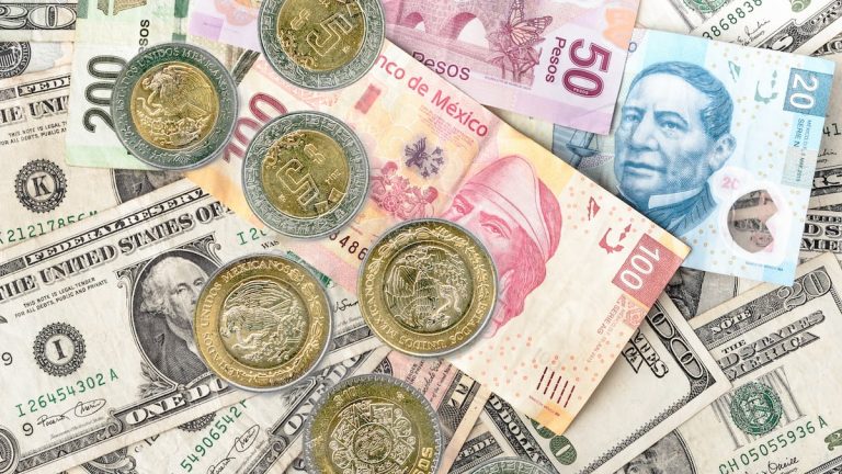 El peso mexicano alcanza los 17.21 por debilidad global del dólar