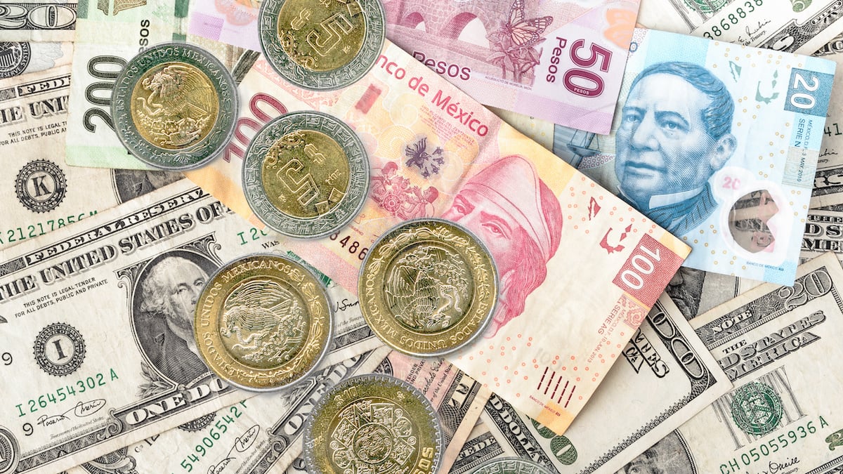 El peso mexicano alcanza los 17.21 por debilidad global del dólar