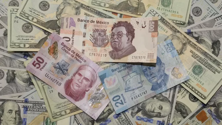 Récord en la BMV y el peso mexicano, impulsados por un dólar débil