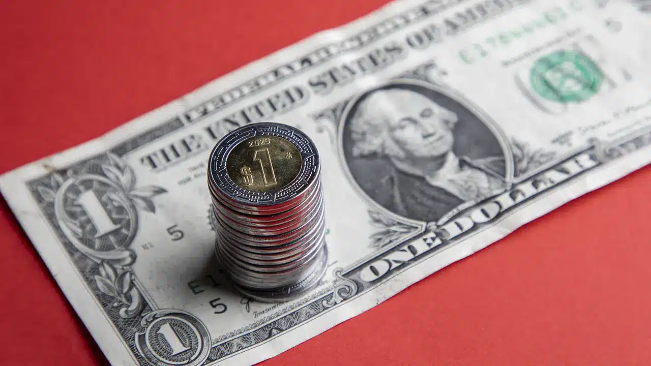Peso se deprecia: La caída tecnológica golpea a los mercados globales