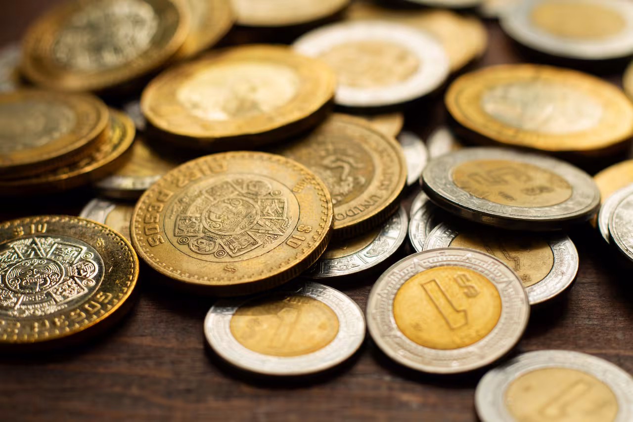 El peso mexicano se estabiliza en 17.13 tras suspensión arancelaria