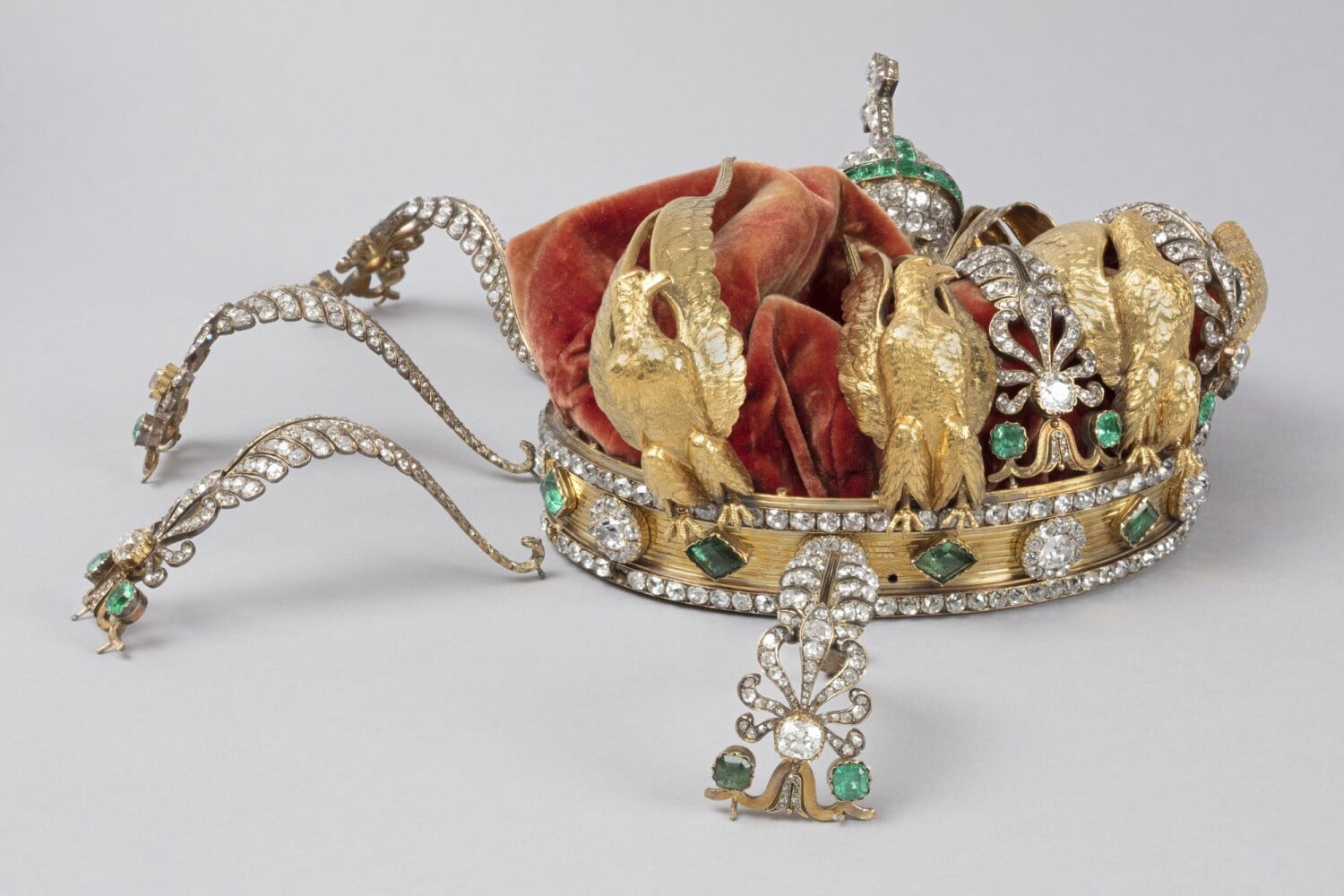 Restauración crítica de la corona de la emperatriz Eugenia tras el robo en el Louvre