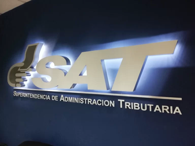 El SAT revela brecha fiscal: Banca, minería y maquila pagan 5 veces menos