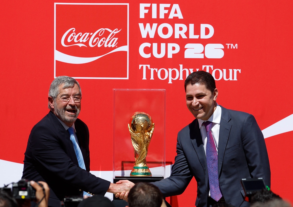 México activa la ruta mundialista: El trofeo FIFA aterriza en AIFA