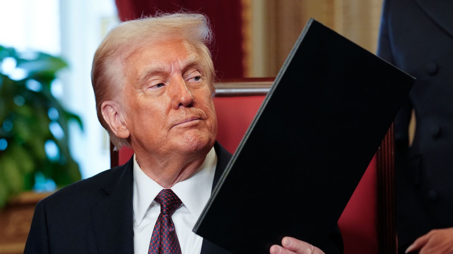 Trump impone arancel global del 10% tras revés judicial supremo